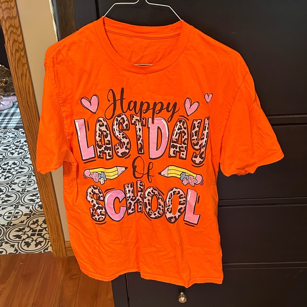 Vibrant Orange teacher'Happy Last Day of School' Tee; sz m; gently worn